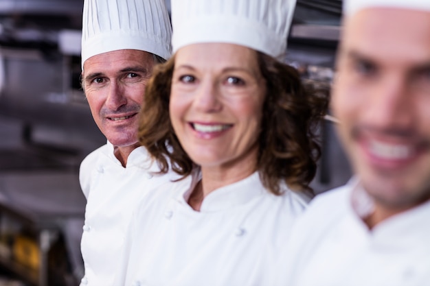 Foto grupo de chefs felices sonriendo a la cámara