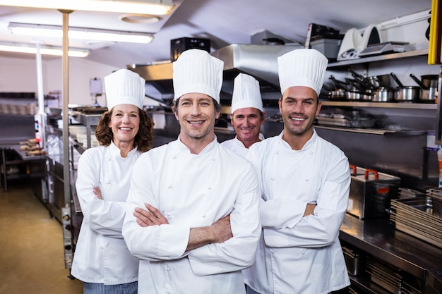 Foto grupo de chefs felices sonriendo a la cámara