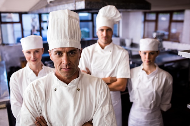 Foto grupo de chefs de pie en la cocina