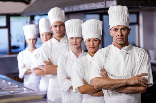 Grupo de chefs de pie en la cocina