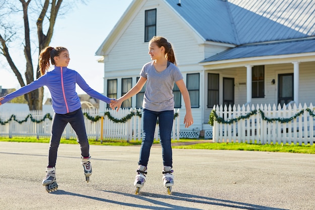 Grupo de chicas adolescentes patinando en la calle.