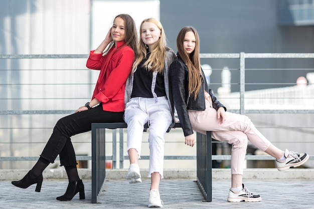 Grupo de chicas adolescentes en ropa de moda