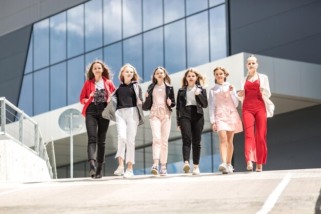 Grupo de chicas adolescentes en ropa de moda