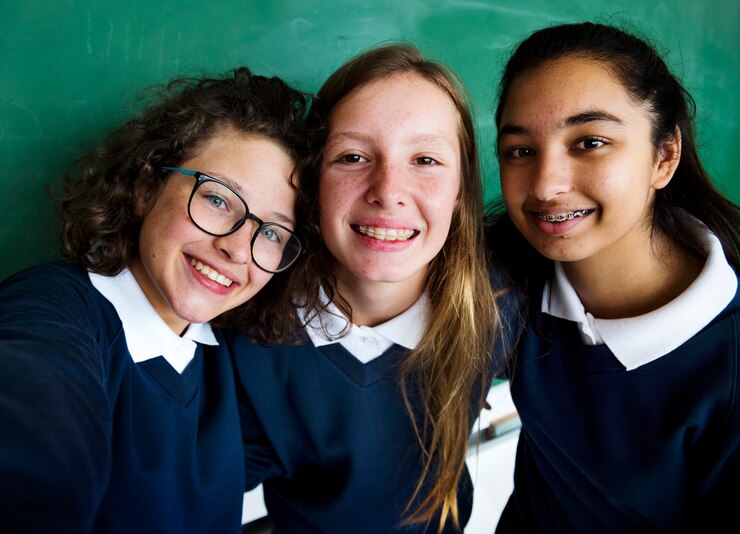 Grupo de chicas adolescentes en uniforme.