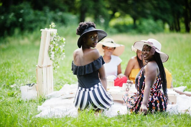 Grupo de chicas afroamericanas celebrando la fiesta de cumpleaños al aire libre con decoración.