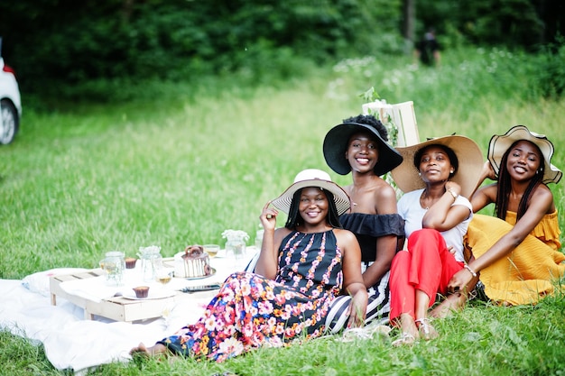 Grupo de chicas afroamericanas celebrando la fiesta de cumpleaños al aire libre con decoración.