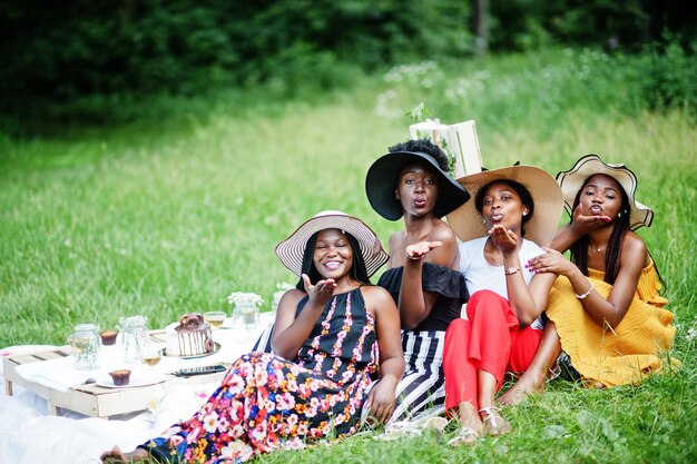 Grupo de chicas afroamericanas celebrando la fiesta de cumpleaños al aire libre con decoración.