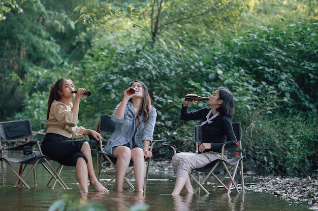 Grupo de chicas asiáticas disfrutando de un día en el campamento de vacaciones