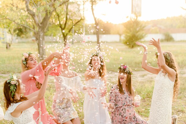 Grupo de chicas divirtiéndose al aire libre