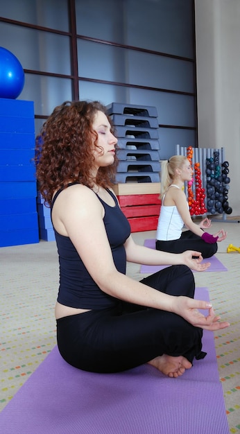 grupo de chicas haciendo yoga en el gimnasio