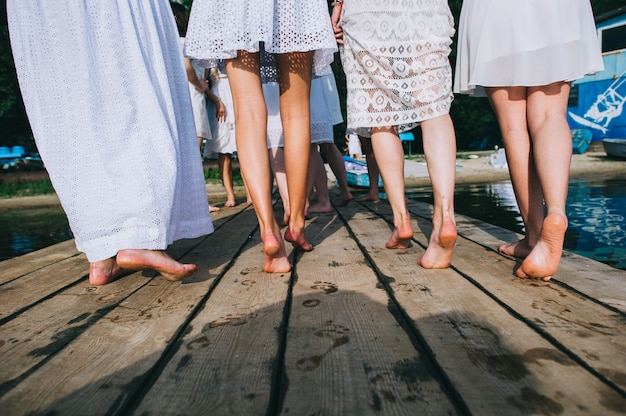 un grupo de chicas en el muelle