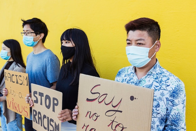 Foto grupo de chinos protestan en la calle por la igualdad de derechos debido al racismo pandémico del coronavirus