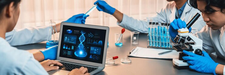 Foto grupo científico dedicado que trabaja en software informático avanzado de biotecnología para estudiar o analizar datos de adn después de lograr un avance científico a partir de un experimento químico en el laboratorio médico neoteric