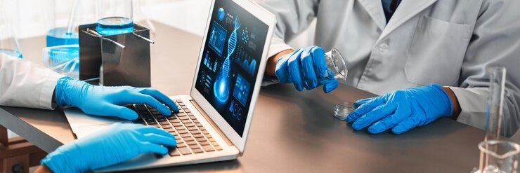 Foto grupo científico dedicado que trabaja en software informático avanzado de biotecnología para estudiar o analizar datos de adn después de lograr un avance científico a partir de un experimento químico en el laboratorio médico neoteric