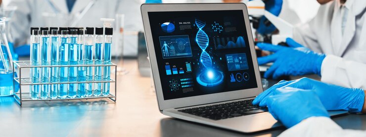 Foto grupo científico dedicado que trabaja en software informático de biotecnología avanzada para estudiar o analizar datos de adn después de lograr un avance científico a partir de un experimento químico en un laboratorio médico neoteric