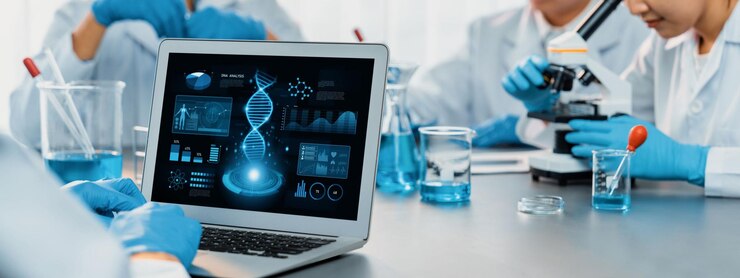 Foto grupo científico dedicado que trabaja en software informático de biotecnología avanzada para estudiar o analizar datos de adn después de lograr un avance científico a partir de un experimento químico en un laboratorio médico neoteric