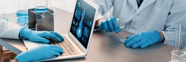 Grupo científico dedicado que trabaja en software informático de biotecnología avanzada para estudiar o analizar datos de ADN después de lograr un avance científico a partir de un experimento químico en un laboratorio médico Neoteric