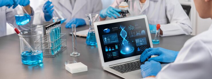 Foto grupo científico dedicado que trabaja en software informático de biotecnología avanzada para estudiar o analizar datos de adn después de lograr un avance científico a partir de un experimento químico en un laboratorio médico neoteric