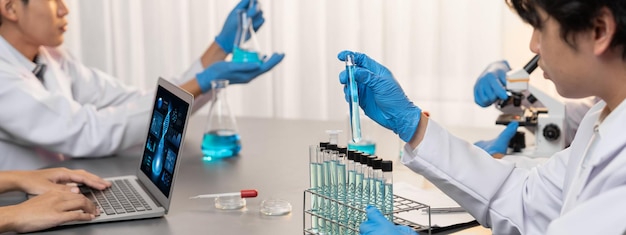 Grupo de científicos dedicados que trabajan en software informático de biotecnología avanzada para estudiar o analizar datos de ADN después de hacer un avance científico a partir de experimentos químicos en laboratorios médicos Neotérico