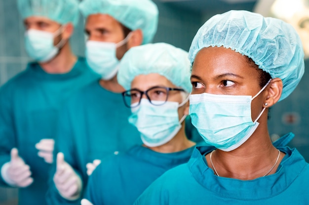 Grupo de cirujanos agotados en la sala de emergencias como un signo de estrés y exceso de trabajo en el hospital