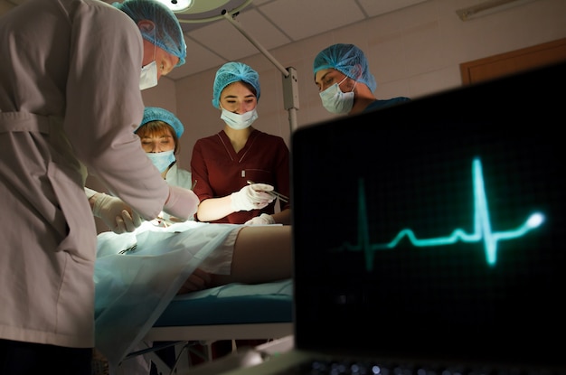 Un grupo de cirujanos haciendo operaciones en un hospital.