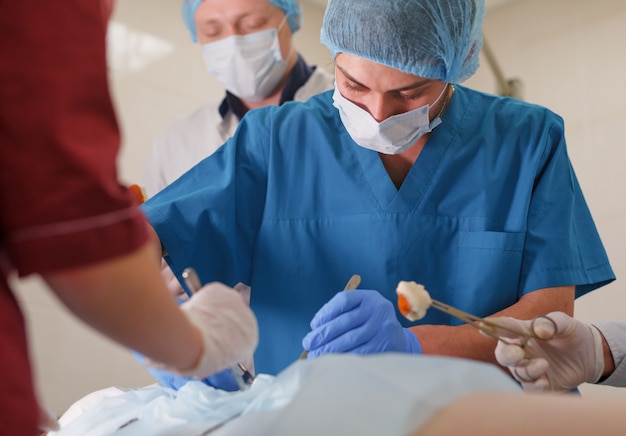 Un grupo de cirujanos haciendo operaciones en un hospital.