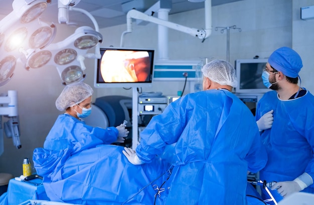 Grupo de cirujanos en quirófano con equipo de cirugía Antecedentes médicos
