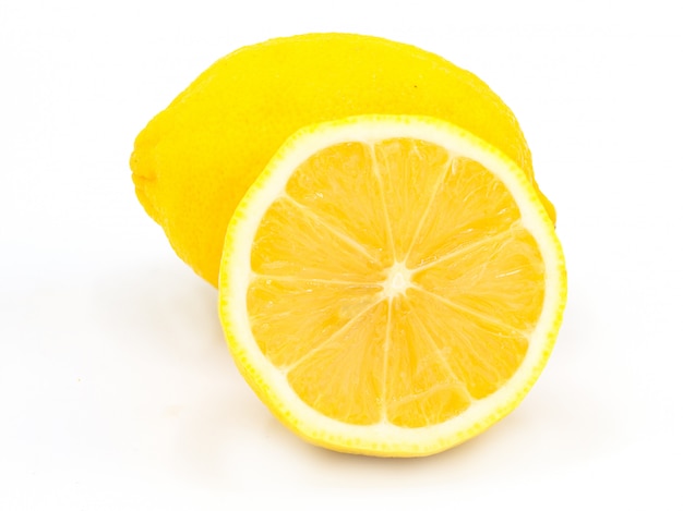 Grupo de cítricos de limón amarillo entero maduro con fruta de limón medio aislado