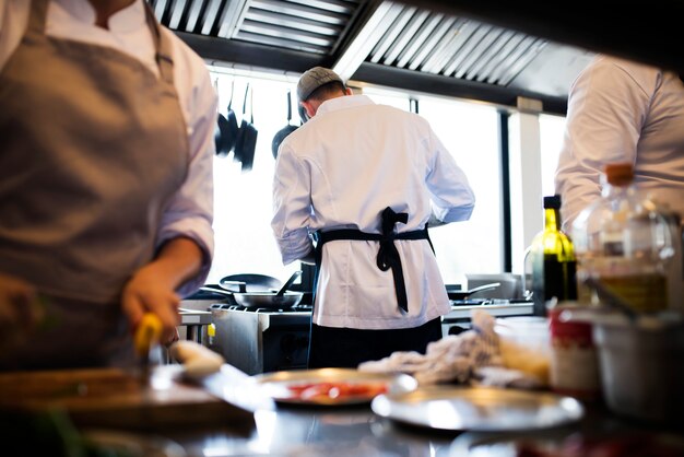 Grupo de cocineros que trabajan en la cocina.