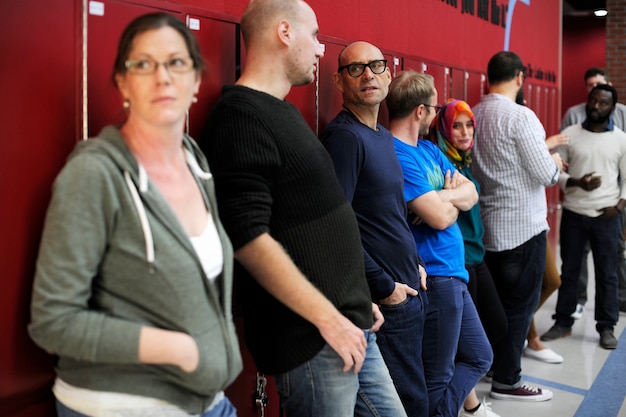 Grupo de colegas diversos tomando un descanso.