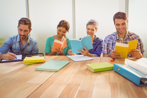 Grupo de colegas leyendo libros