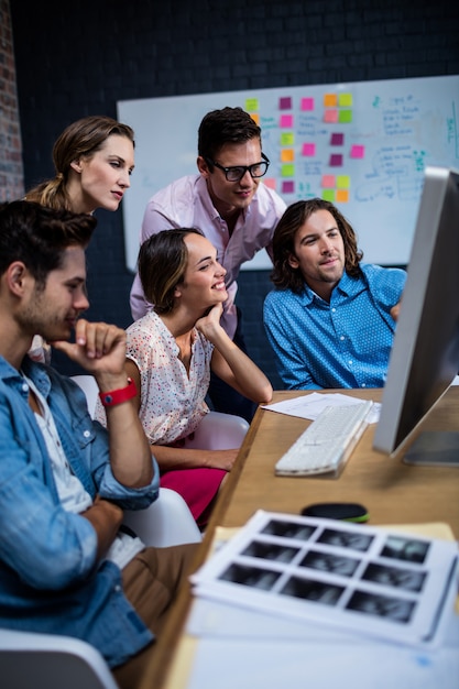 Foto grupo de colegas mirando una computadora