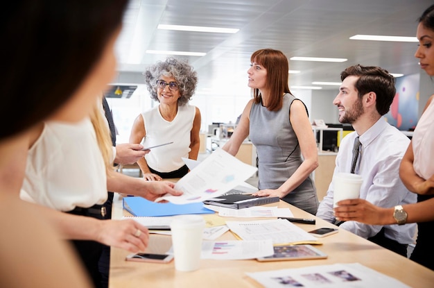 Grupo de colegas de negocios lluvia de ideas en la oficina abierta