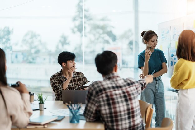 Grupo de colegas de negocios que trabajan en la oficina