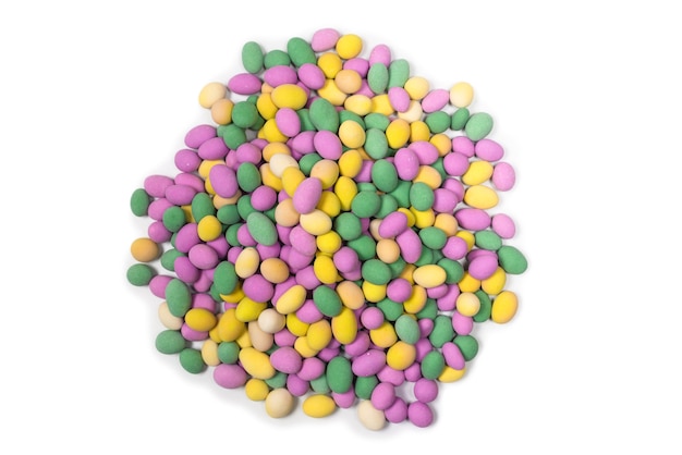 Grupo de coloridos cacahuetes en glaseado aislado sobre superficie blanca.