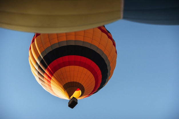 Foto un grupo de coloridos globos de aire caliente contra