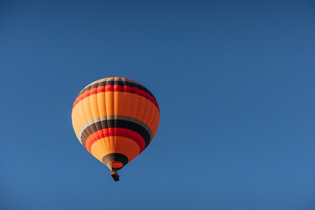 Un grupo de coloridos globos de aire caliente contra