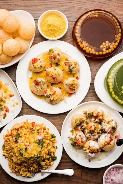 Foto el grupo de comida de chat de bombay incluye golgappa o panipuri, bhel-puri, sev-poori, dahipuri, ragda pattice, raj kachori, etc.enfoque selectivo