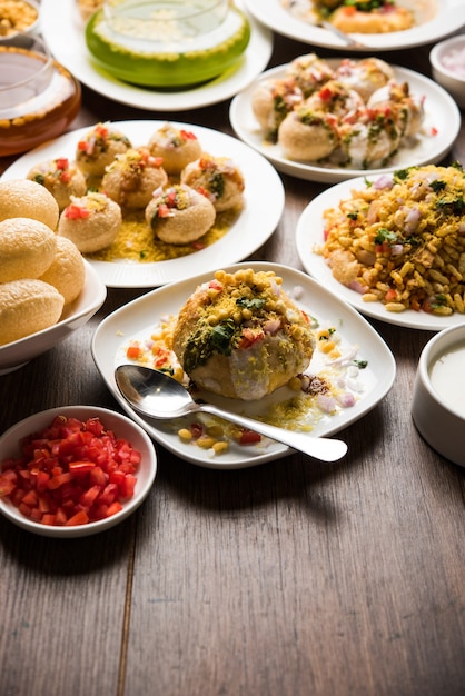 El grupo de comida de chat de Bombay incluye golgappa o panipuri, bhel-puri, sev-poori, dahipuri, Ragda pattice, raj kachori, etc.enfoque selectivo