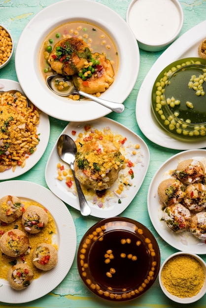 Foto el grupo de comida de chat de bombay incluye golgappa o panipuri, bhel-puri, sev-poori, dahipuri, ragda pattice, raj kachori, etc.enfoque selectivo