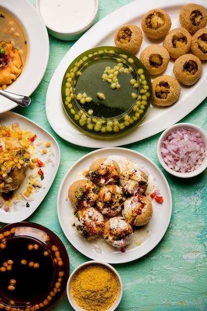 El grupo de comida de chat de Bombay incluye golgappa o panipuri, bhel-puri, sev-poori, dahipuri, Ragda pattice, raj kachori, etc.enfoque selectivo