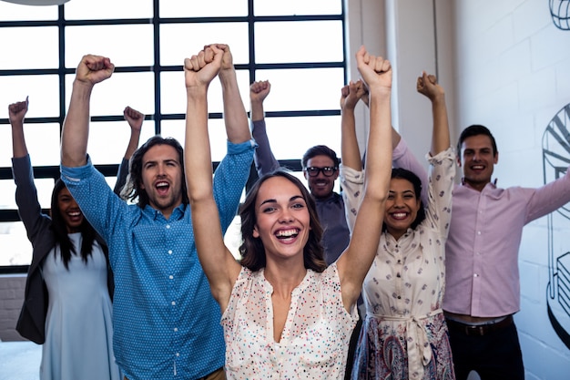 Foto grupo de compañeros de trabajo manos arriba