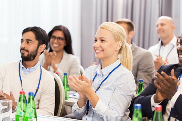 Foto grupo de conceptos de negocios y educación de personas felices aplaudiendo en una conferencia internacional