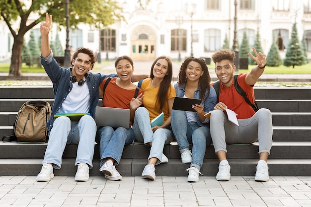 Foto grupo conceptual de años universitarios de estudiantes multiétnicos felices posando juntos al aire libre