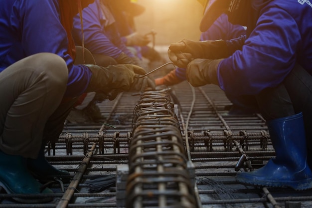 Un grupo de constructores está ocupado construyendo una estructura metálica