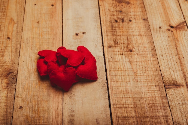 Grupo de corazones hechos de fieltro en la mesa de madera Fondo del día de San Valentín