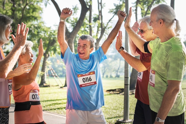 Grupo de corredores senior alegres en el parque