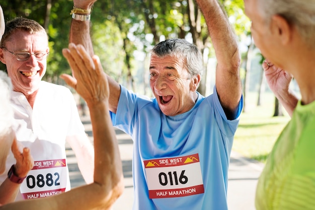 Grupo de corredores senior alegres en el parque