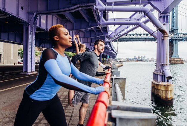 Grupo de corredores urbanos corriendo en la calle en la ciudad de Nueva York, series conceptuales sobre deporte y fitness