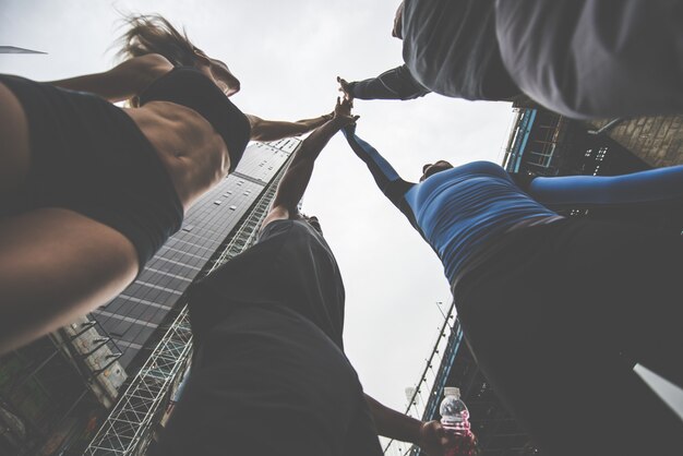 Grupo de corredores urbanos corriendo en la calle en la ciudad de Nueva York, series conceptuales sobre deporte y fitness